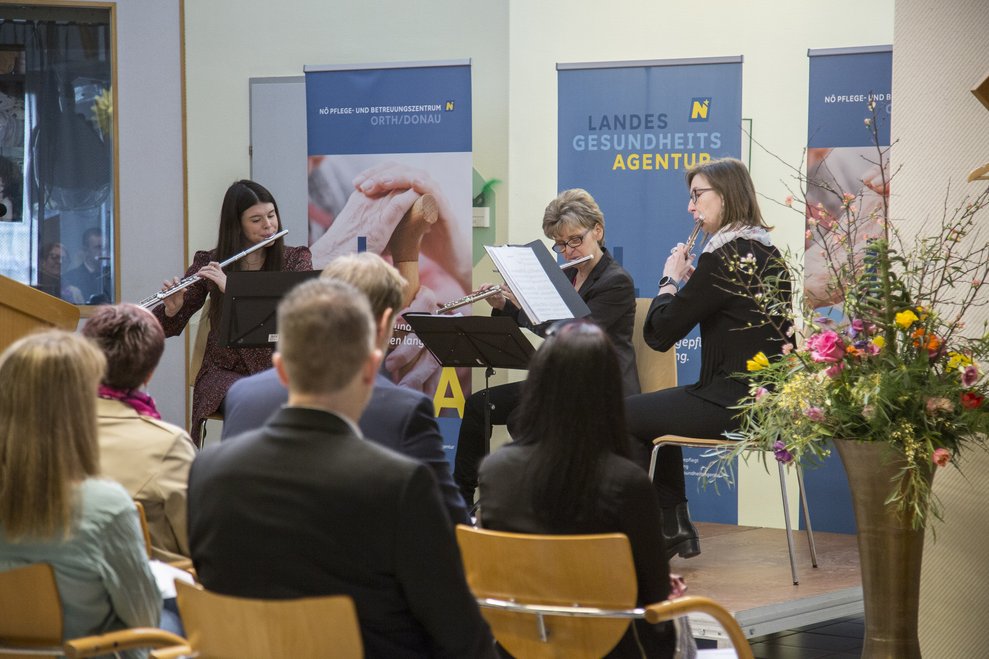 Flötenensemble mit Publikum.