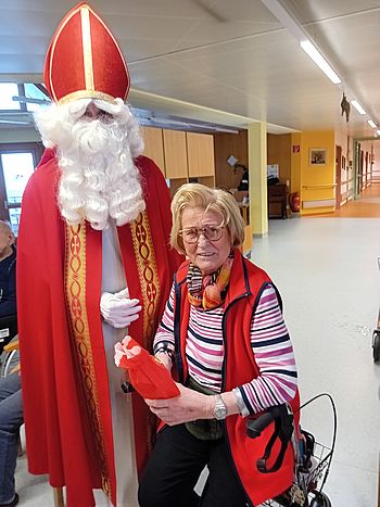 Bewohnerin mit Nikolaus