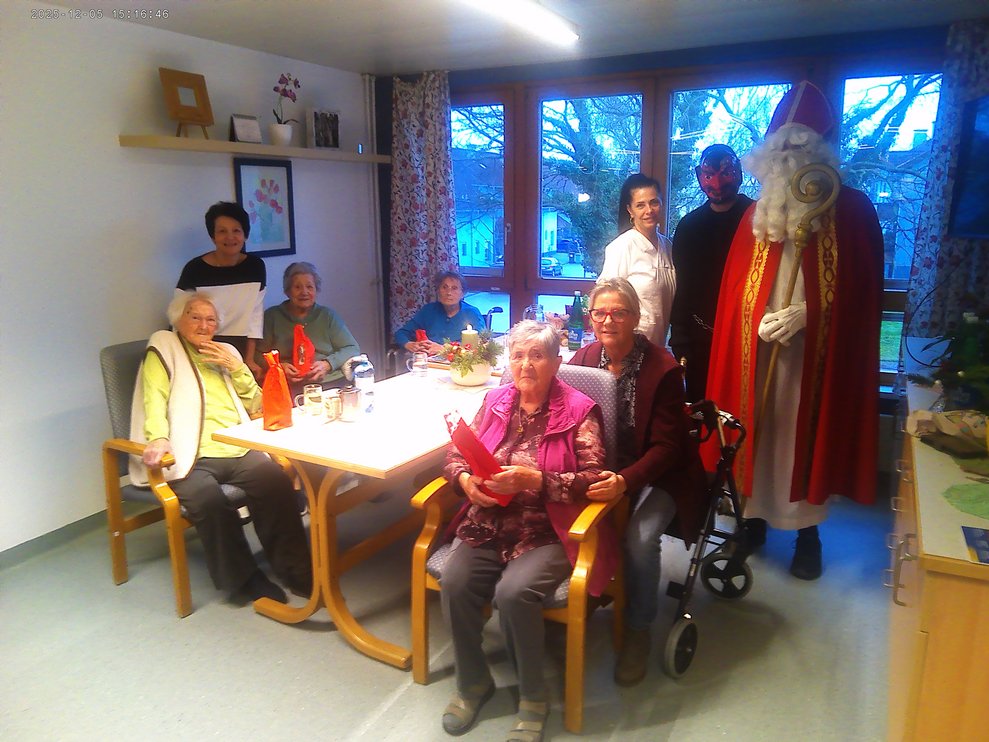 Natürlich wurden auch die Bewohnerinne und Bewohner vom Nikolaus besucht und beschenkt.