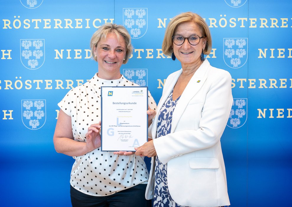 Pflegedirektorin DGKP Sonja Bräunig, MSc bei der feierlichen Dekretübergabe durch Landeshauptfrau Johanna Mikl-Leitner Foto: NLK Khittl
