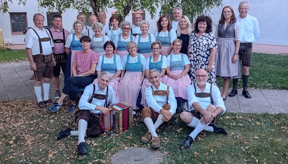 Volkstanzgruppe Marchfeld mit MitarbeiterInnen PBZ Orth